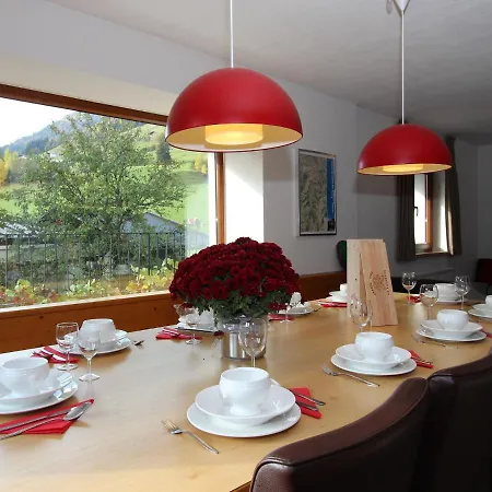 Spacious Chalet In Kirchberg With Mountain View 木屋 *